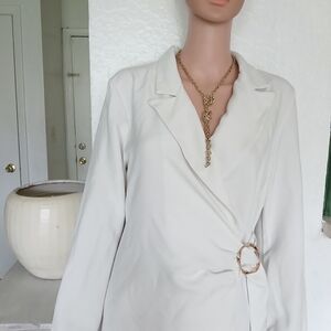 Boohoo Off-White Women's Blazer with Gold Accent